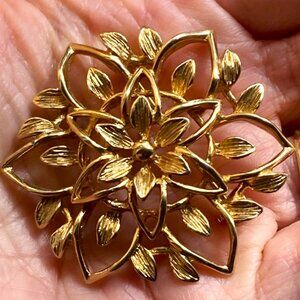 Classic vintage floral brooch by Sarah Coventry